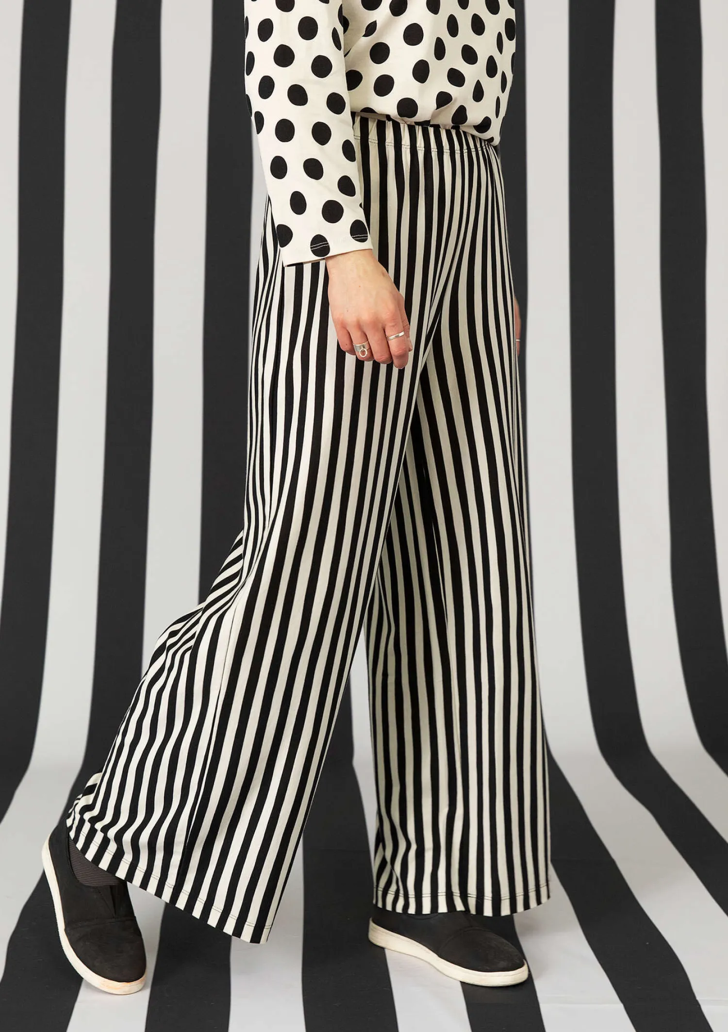 Sale Gudrun Sjödén Gestreifte Jerseyhose aus Bio-Baumwolle/Modal schwarz-feder