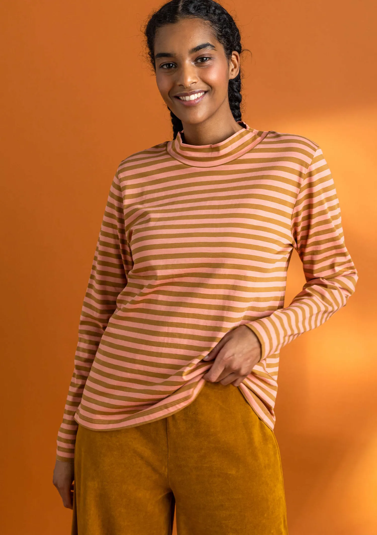 Hot Gudrun Sjödén Gestreiftes Stehkragenshirt aus Bio-Baumwolle schwarz-röstkaffee