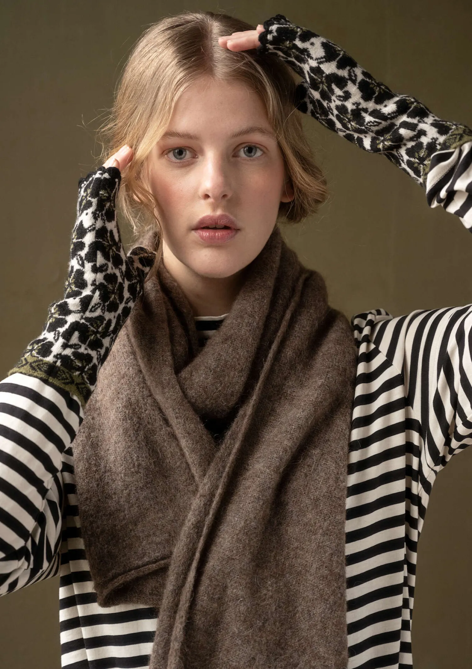 Shop Gudrun Sjödén Handstulpen „Anemone“ aus Bio-Wolle moosbeere