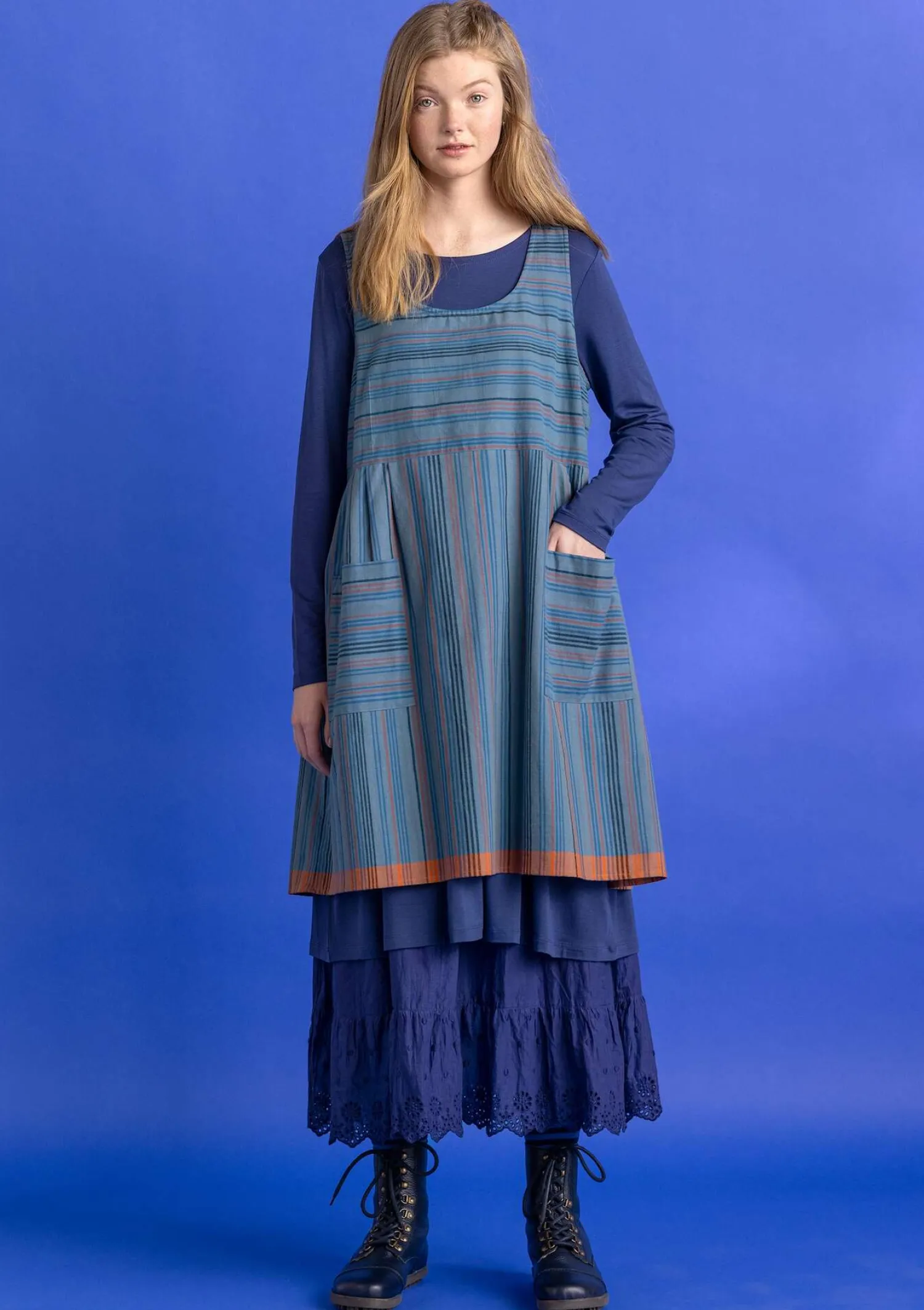 Fashion Gudrun Sjödén Schürzenkleid „Ava“ aus Bio-Baumwollgewebe hibiskus