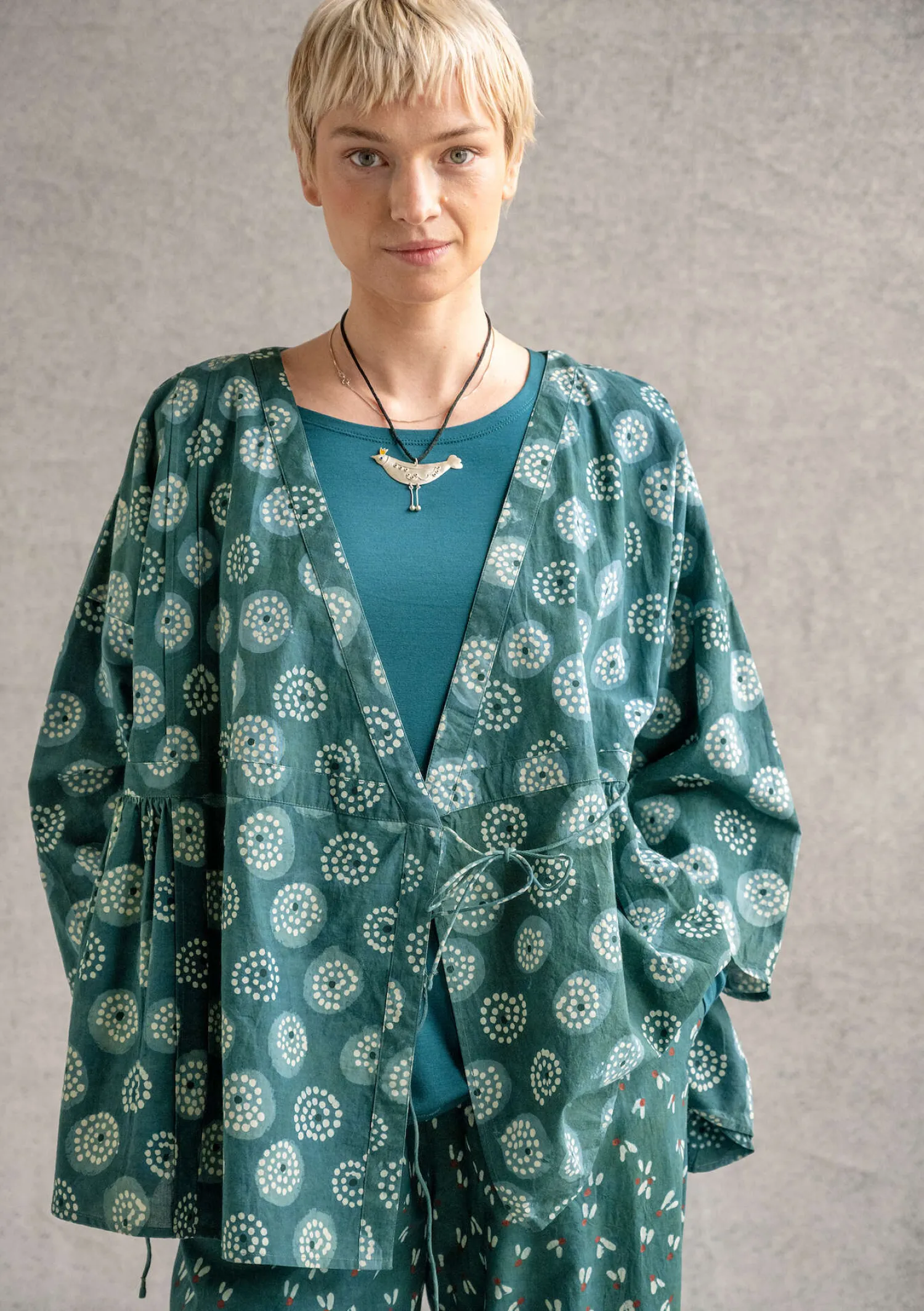 Clearance Gudrun Sjödén Wickelbluse „Clay“ aus Bio-Baumwolle indigogrün
